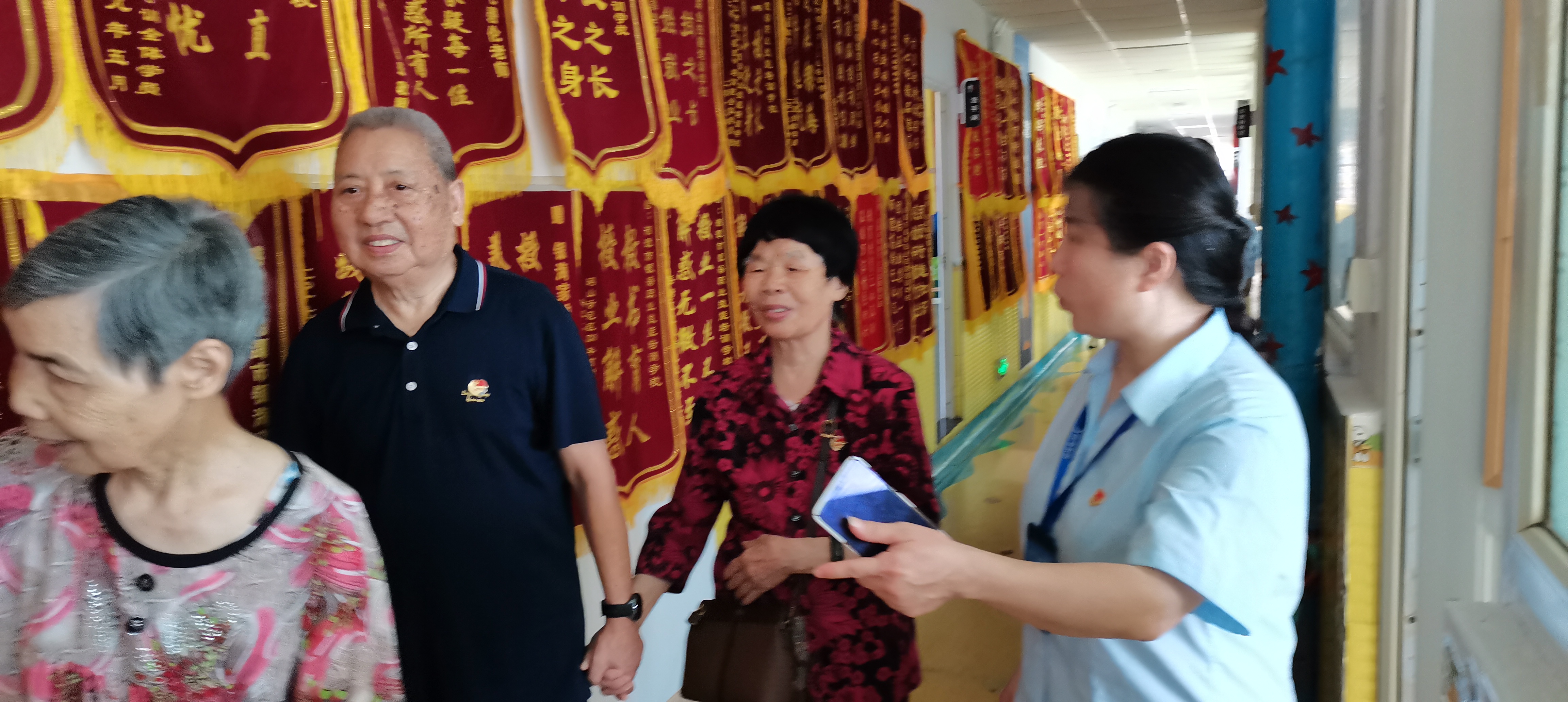 q轻党员接老党员参观银培训学? width=