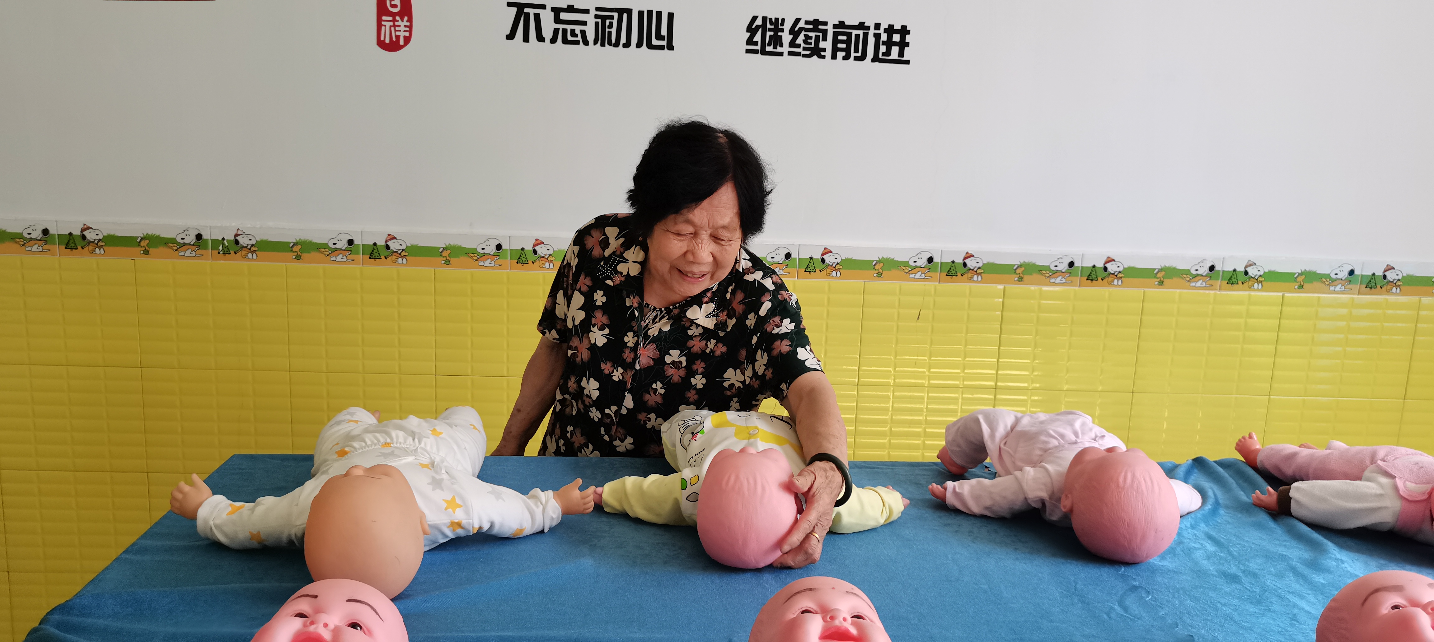 q轻党员接老党员参观银培训学? width=