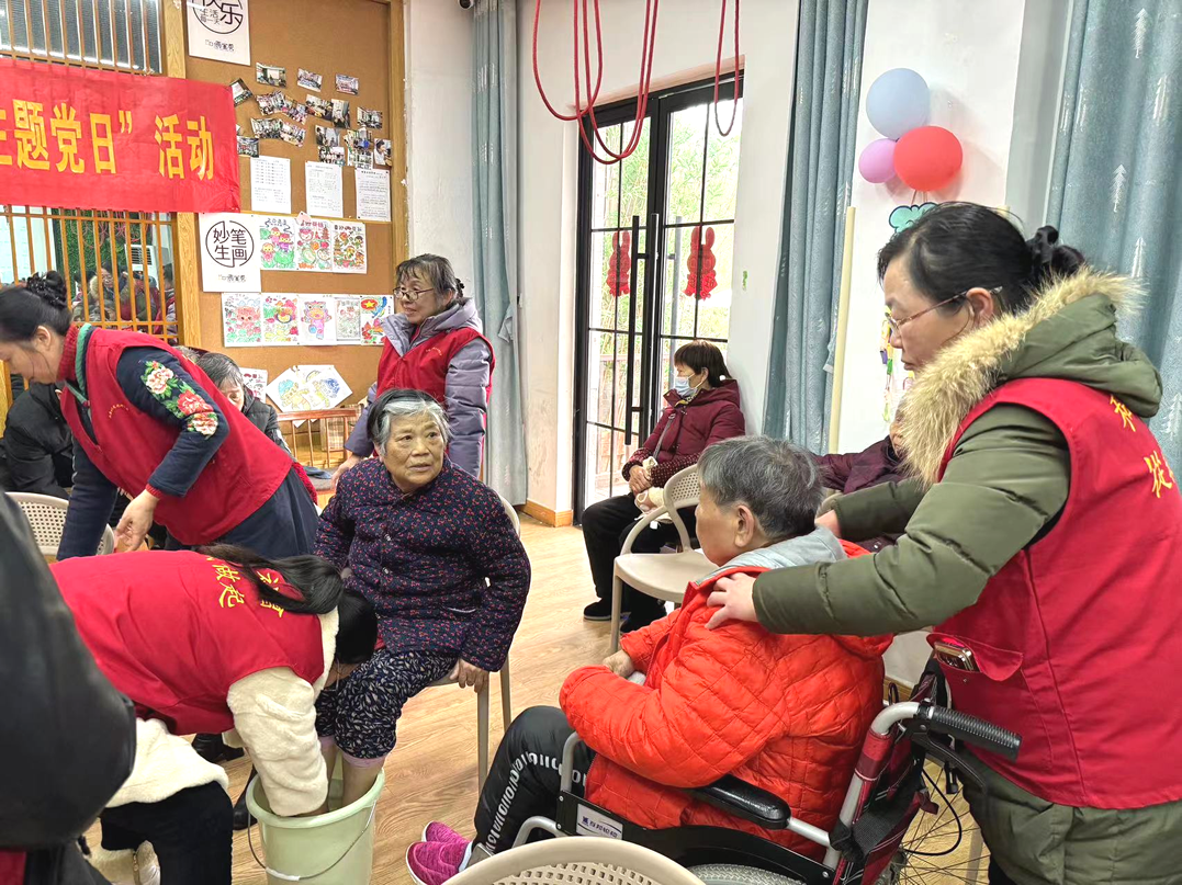 志愿者們?yōu)殚L者剪發(fā)、洗腳修指甲、按摩等