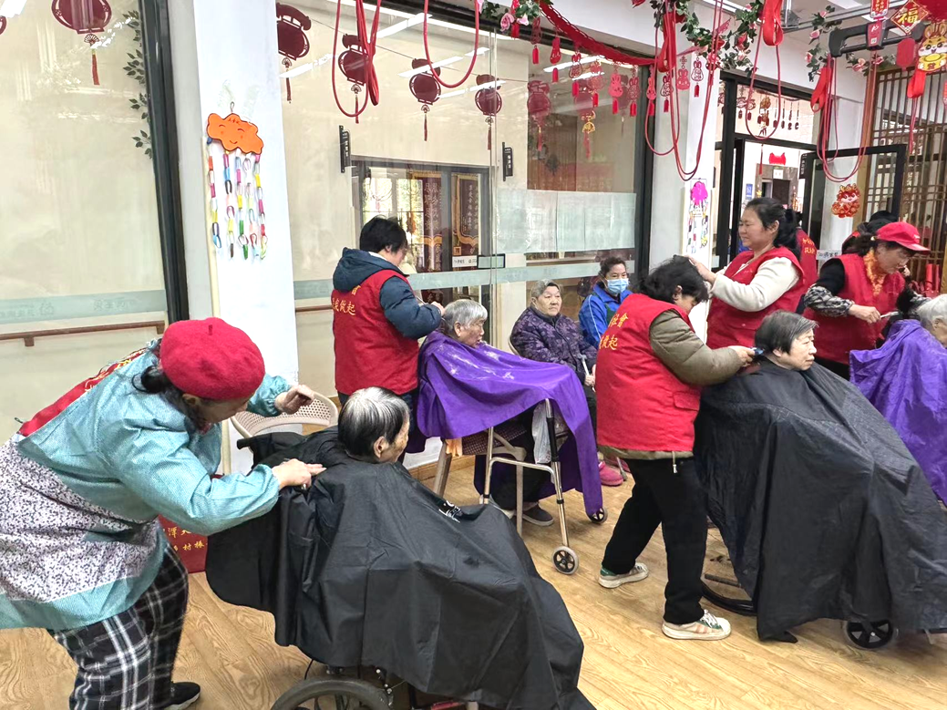 志愿者們?yōu)殚L者剪發(fā)、洗腳修指甲、按摩等