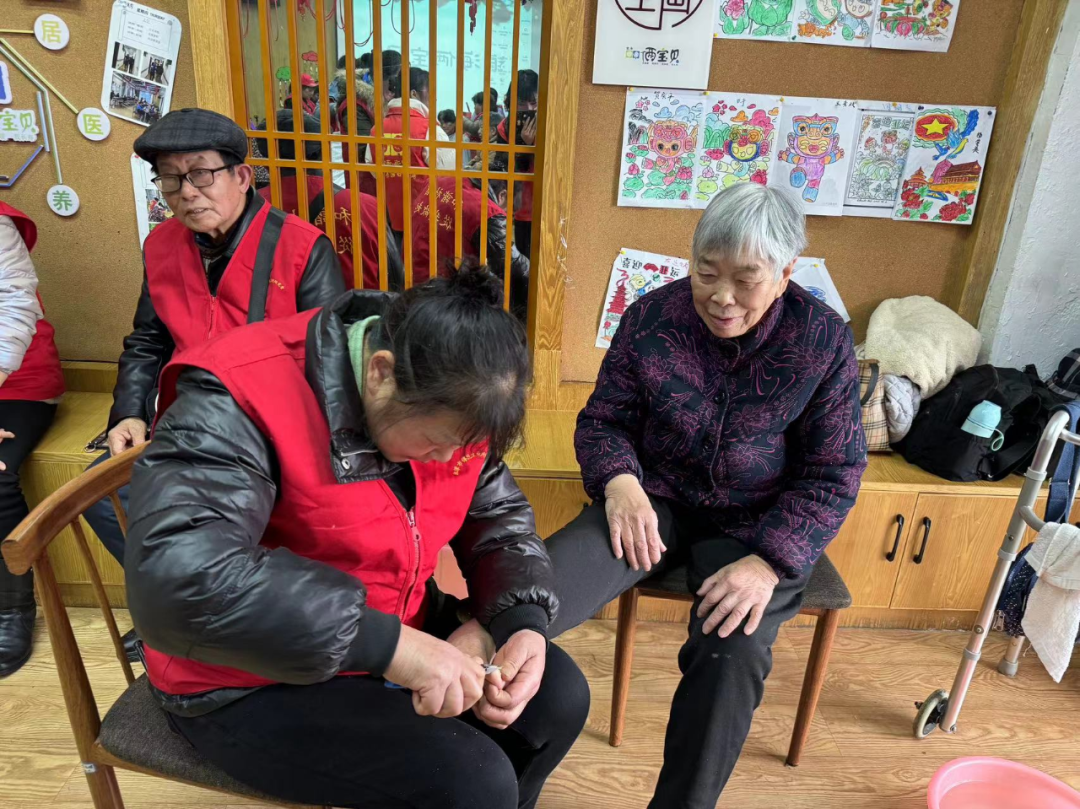 志愿者們?yōu)殚L者剪發(fā)、洗腳修指甲、按摩等