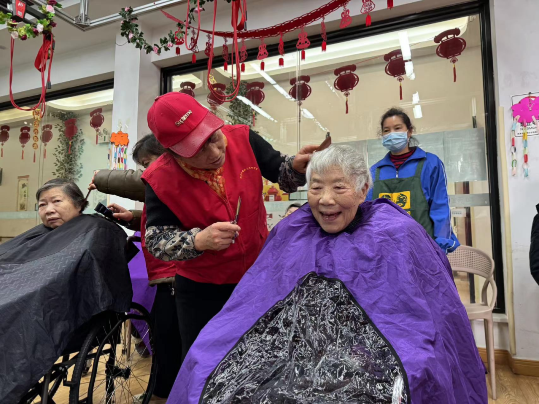 志愿者們?yōu)殚L者剪發(fā)、洗腳修指甲、按摩等
