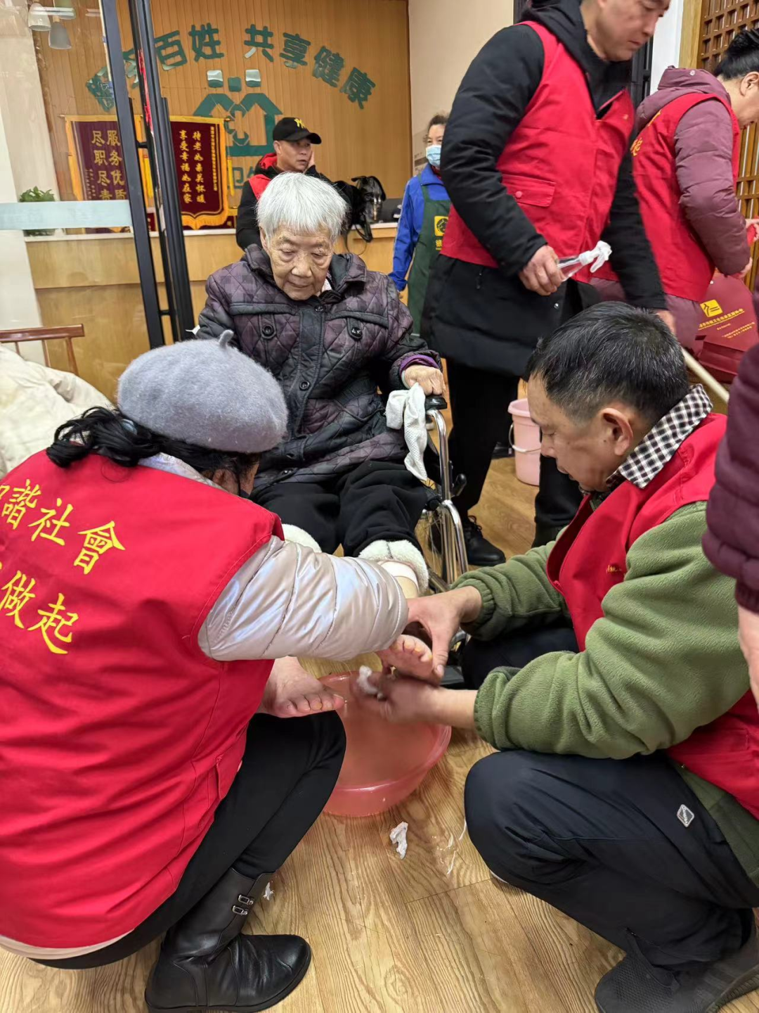 志愿者們?yōu)殚L者剪發(fā)、洗腳修指甲、按摩等