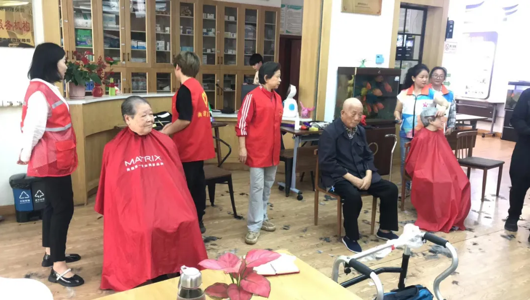 鄧葉平為爺爺奶奶理發(fā)剃須、剪指甲