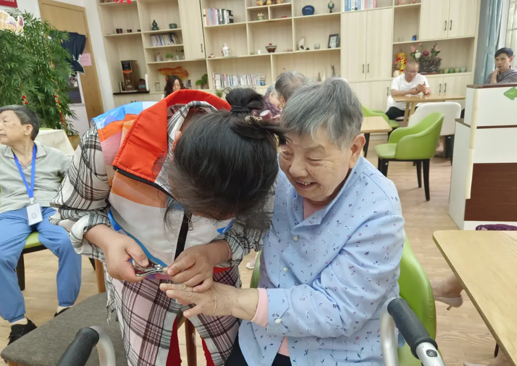 鄧葉平為爺爺奶奶理發(fā)剃須、剪指甲