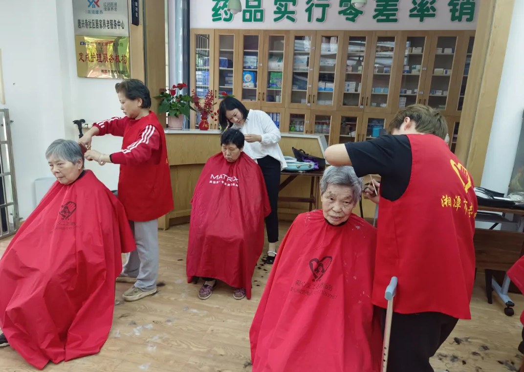 鄧葉平為爺爺奶奶理發(fā)剃須、剪指甲